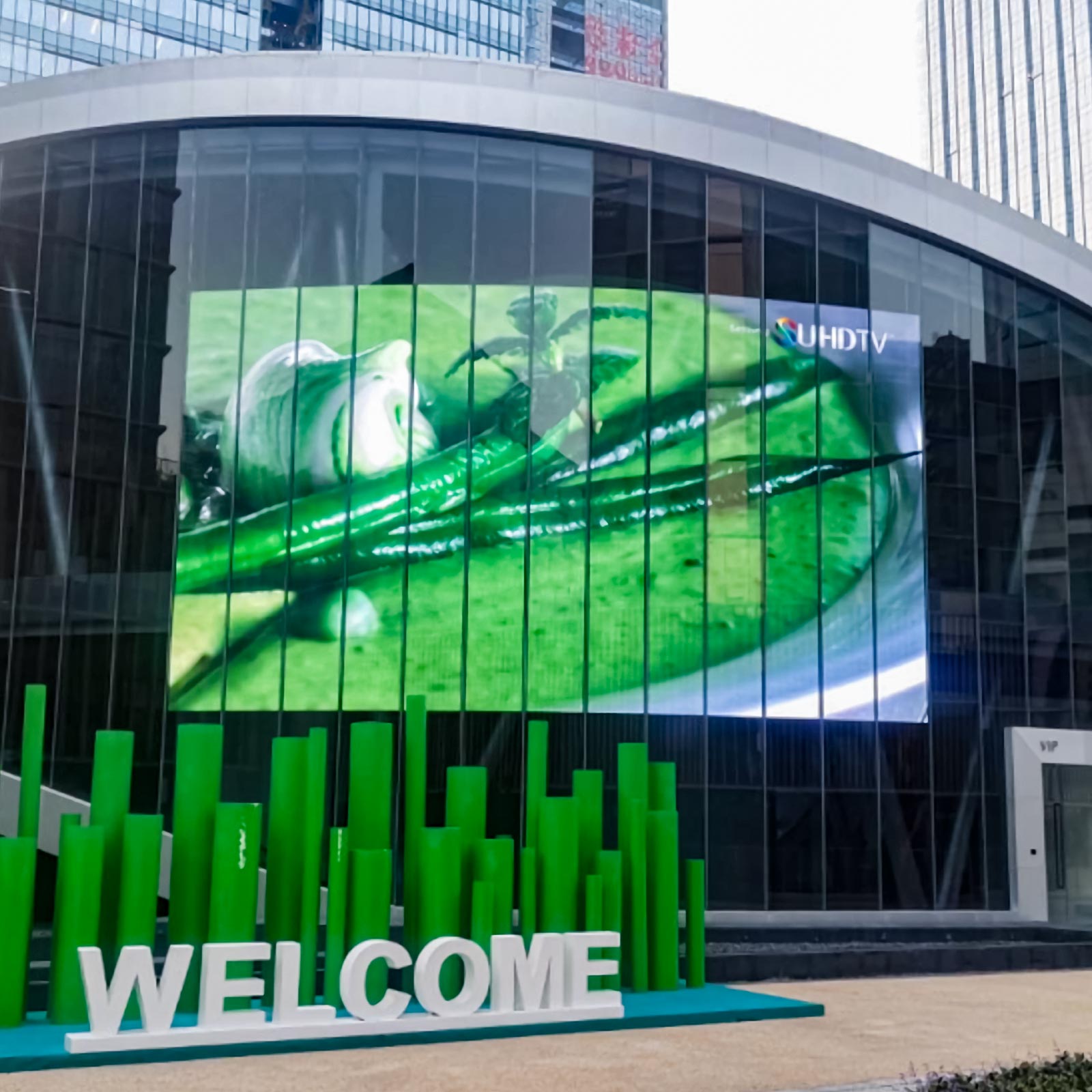 Indoor Transparent LED Display Flexible Curved Glass Wall Screen for Shopping Mall Store